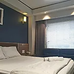 Reddoorz Premium Cloud 9 An Nhon Hotel